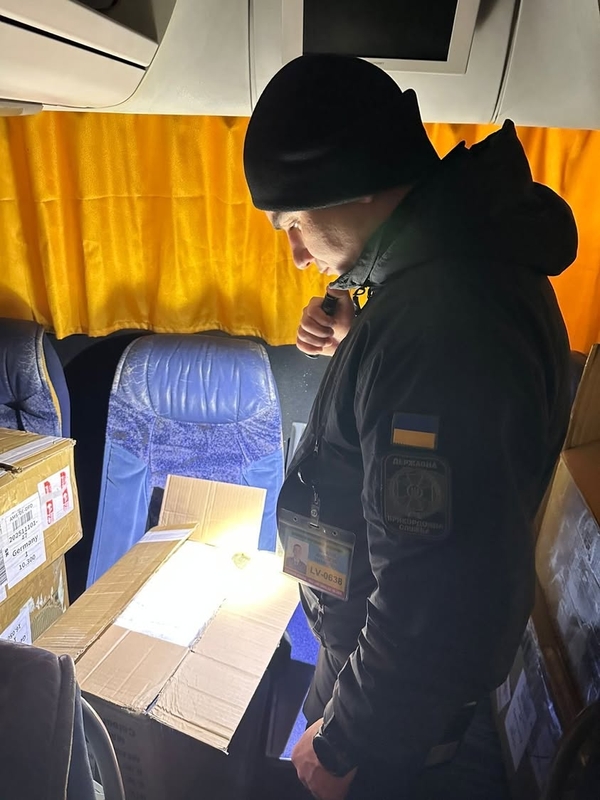 На кордоні з Польщею затримали автобус з павербанками