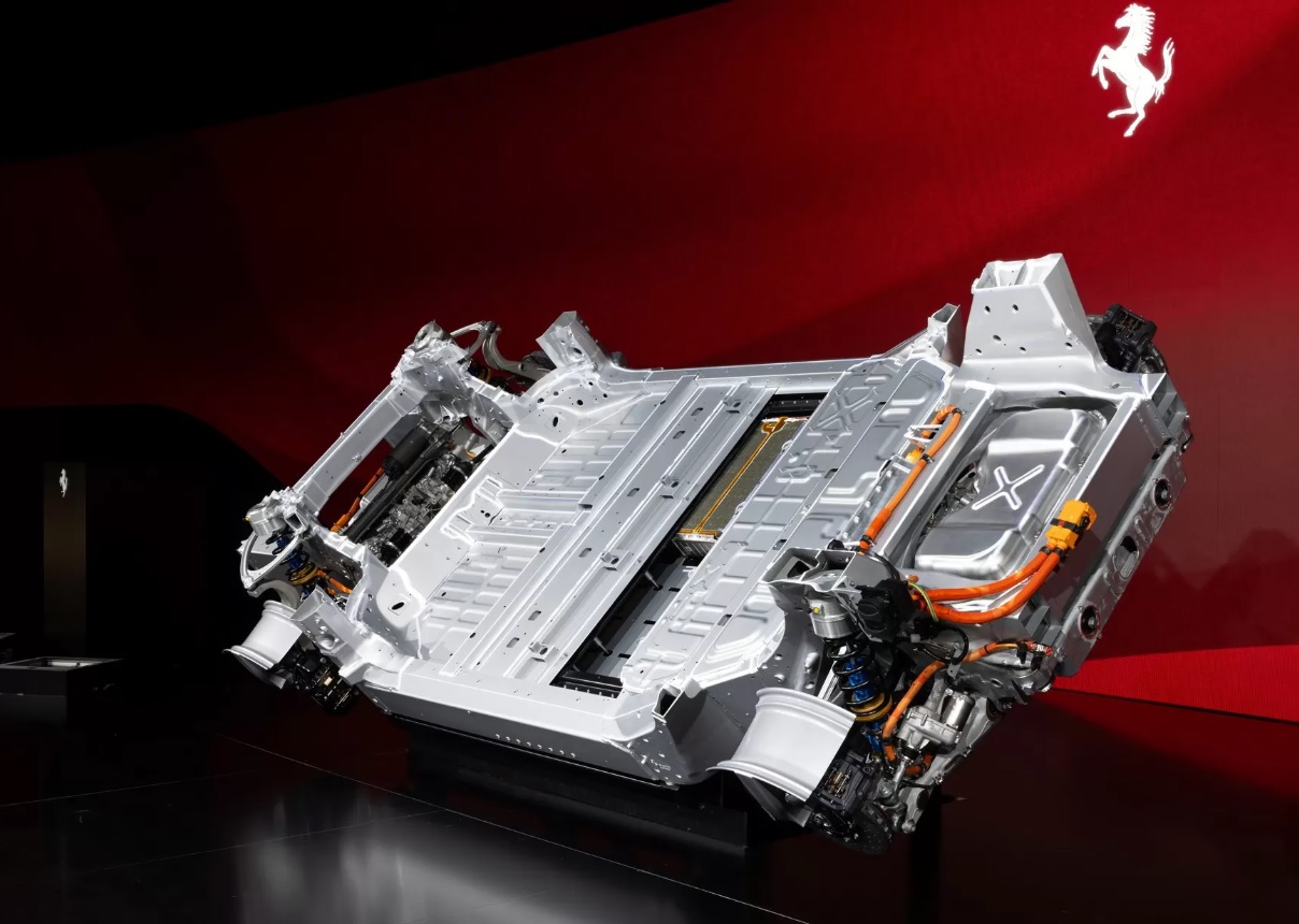 Ferrari представила платформу та характеристики свого першого електромобіля