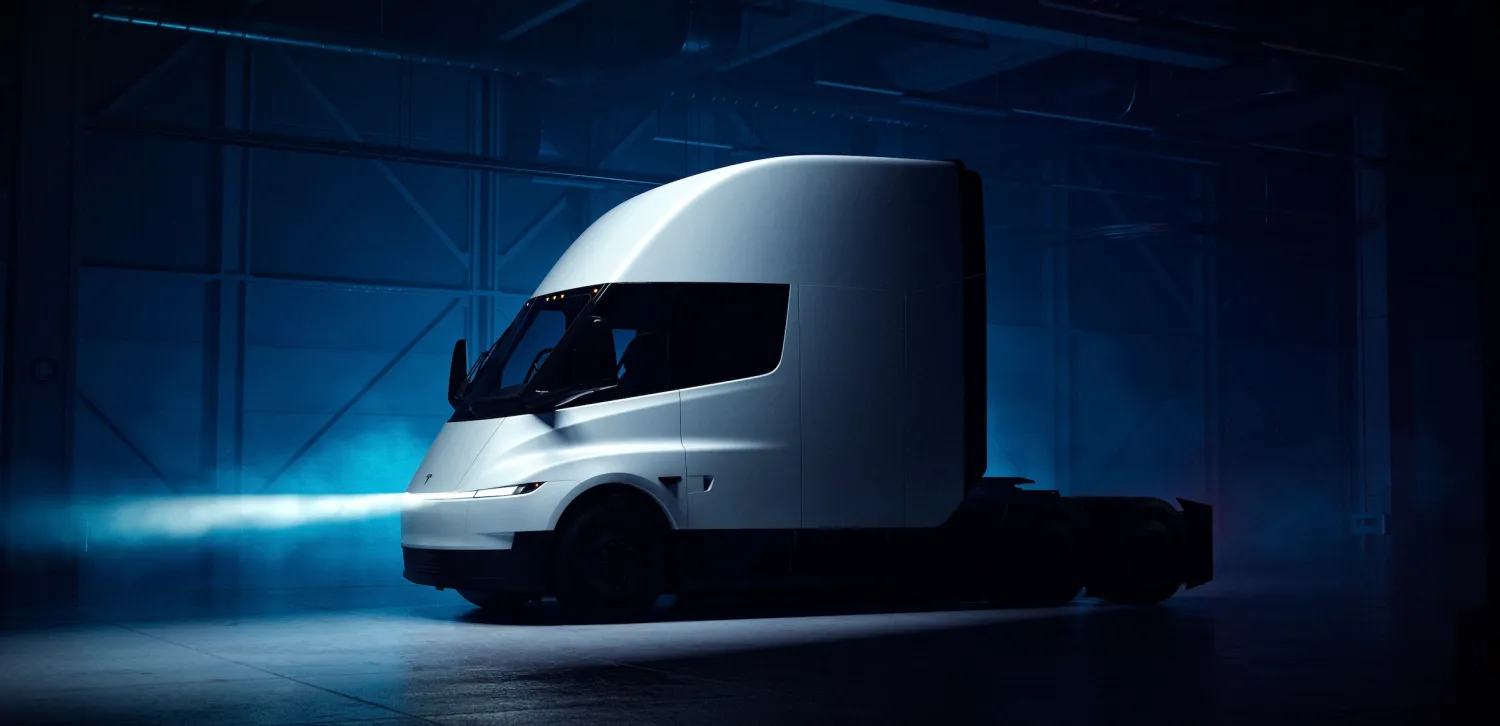 Від $290 000: електрична вантажівка Tesla Semi виходить на масовий ринок