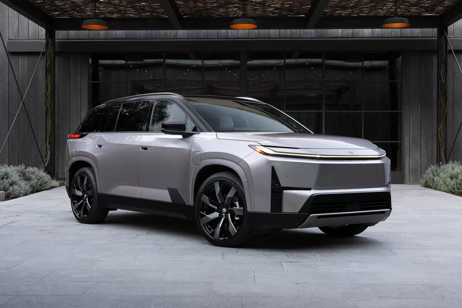 Електричний кросовер Toyota Highlander показали офіційно: фото та характеристики