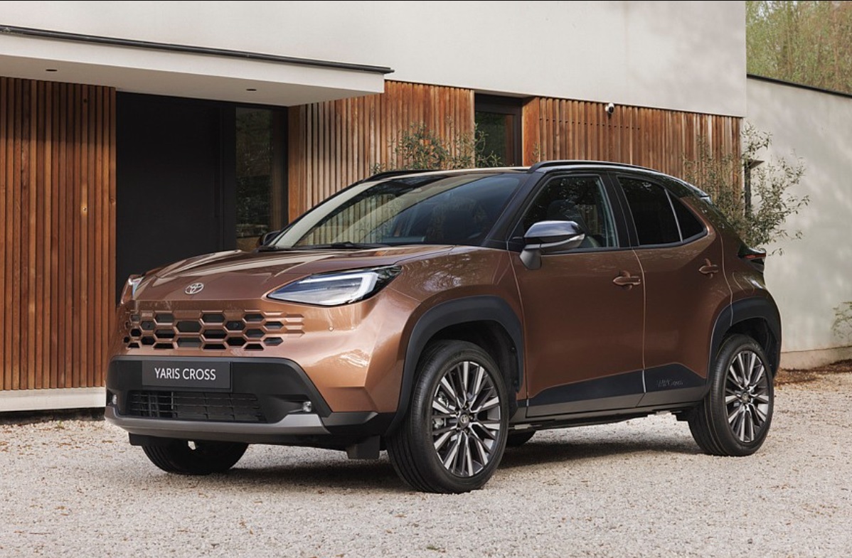 У стилі електро: гібрид Toyota Yaris Cross свіжий салон та зовнішність