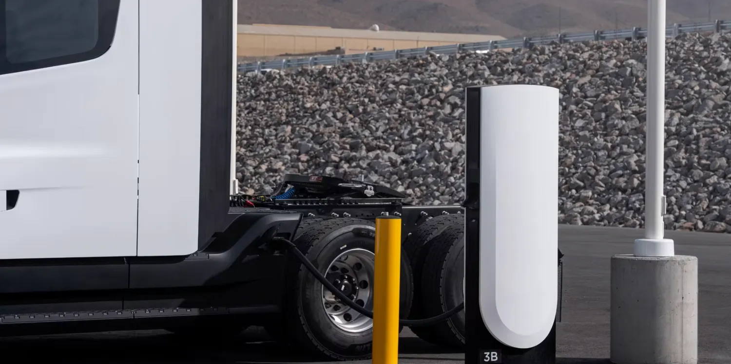 Tesla представила зарядну станцію Megacharger за 188 000 доларів