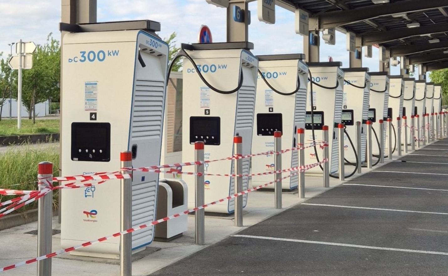 У Франції злодії масово крадуть кабелі з зарядок для електромобілів: у чому причина
