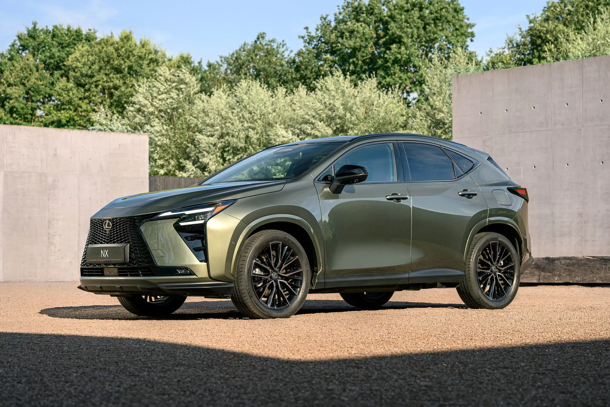 Свіжа техніка та салон: гібридний кросовер Lexus NX оновили