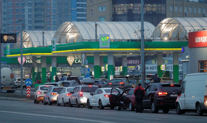Чи буде дефіцит пального та стрибок цін через проблеми з електрикою в Україні