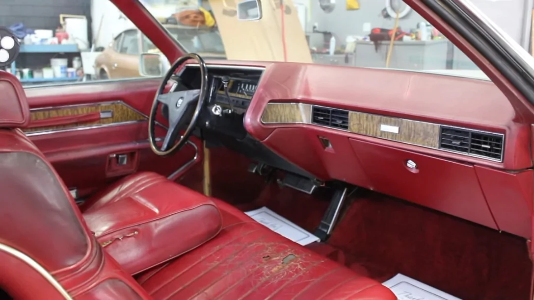Розкішний автомобіль понад 40 років простояв занедбаним у гаражі — що з ним стало (відео)