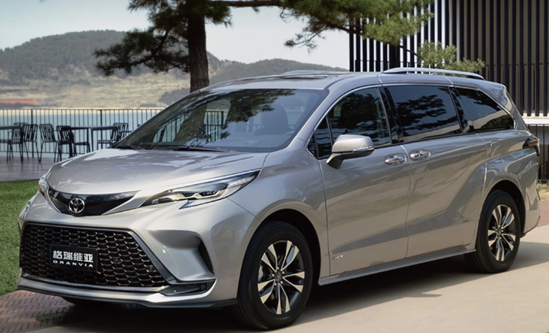 Toyota випустила новий 7-місний мінівен з повним приводом
