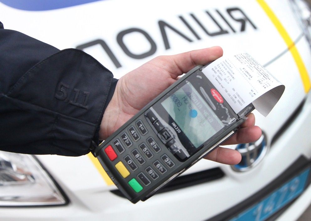 Більше 1000 гривень за бруд на машині: кому в Україні загрожує штраф