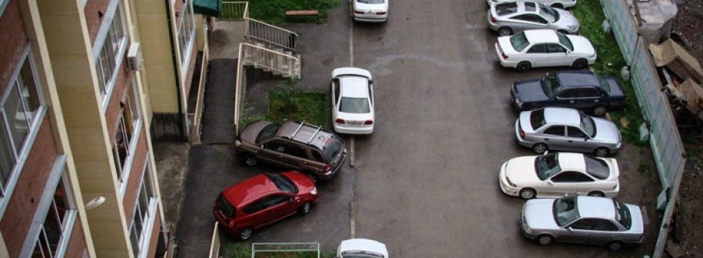 Мають знати всі водії в Україні: де у дворі не можна паркувати авто, за порушення — штраф