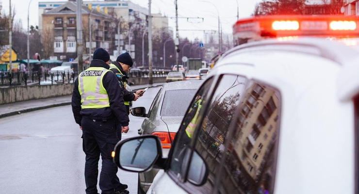 Кого з водіїв поліція в Україні не може штрафувати за їзду без прав