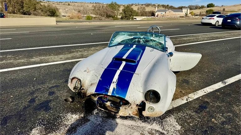 Рідкісний автомобіль Shelby Cobra розбили в аварії (фото)