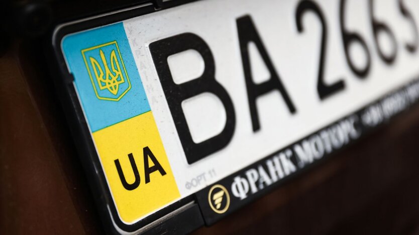 Загрожує кожному водію: поліцейський попередив про штраф за номерні знаки
