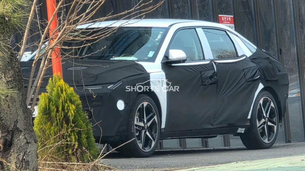 Hyundai Elantra 2027 помічена на дорожніх тестах
