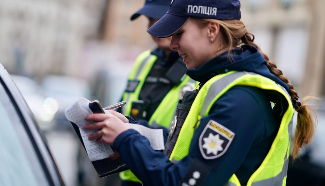 Який штраф передбачений за виїзд на зустрічну смугу