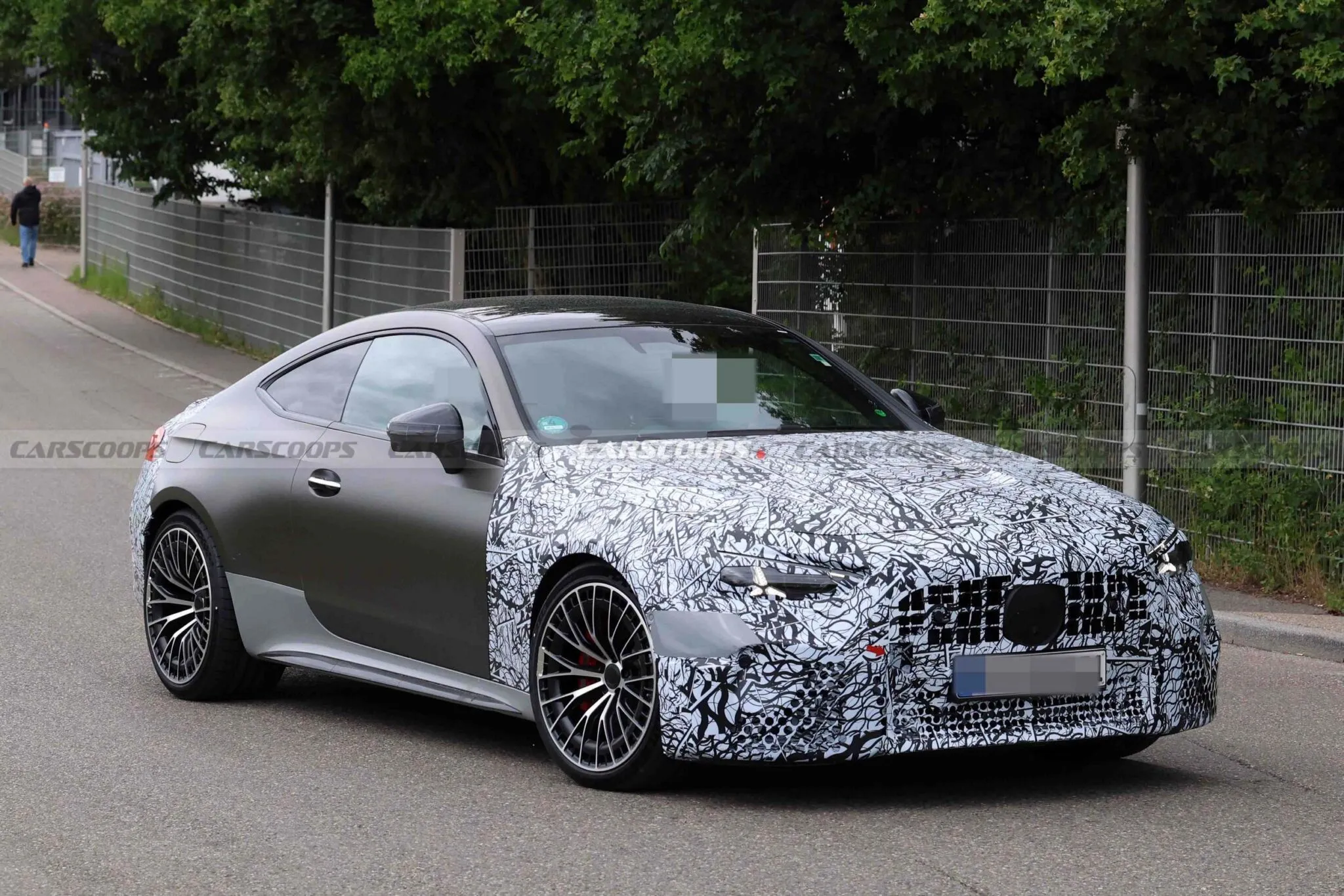 Mercedes-AMG CLE може повернути V8: новий CLE 63 помітили на тестах