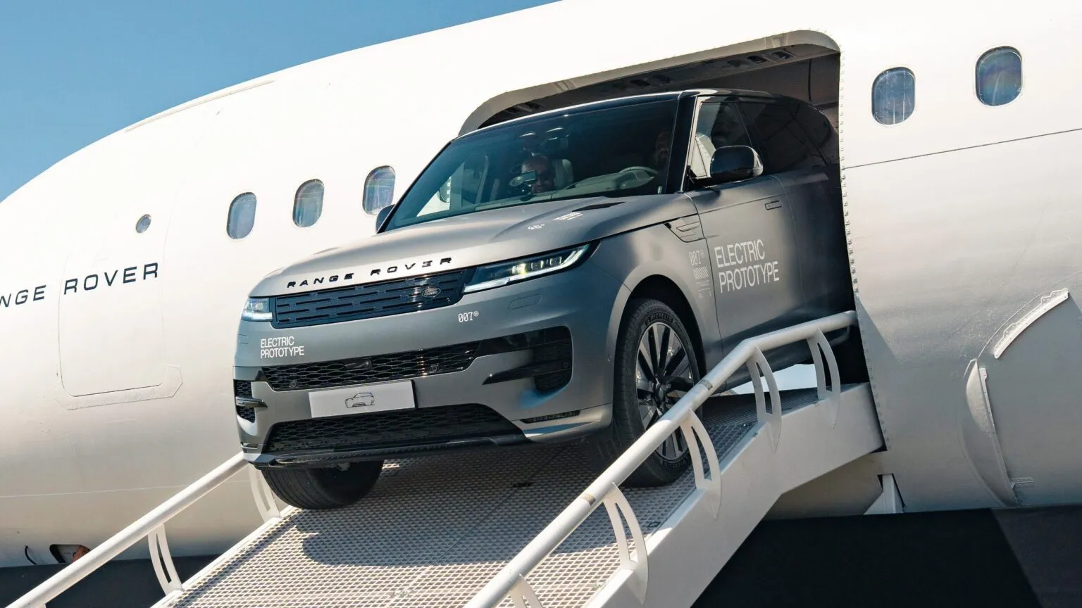 Range Rover Sport виїхав просто із літака: ефектний дебют електричного позашляховика