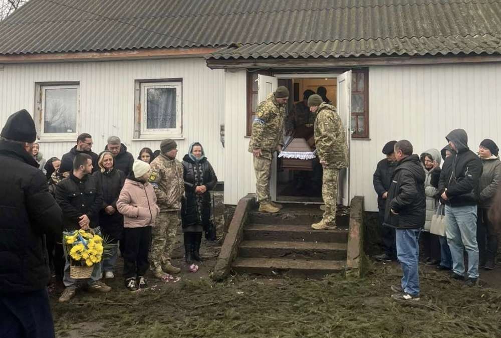 У Великодедеркальській громаді попрощалися з військовим Михайлом Клим’юком