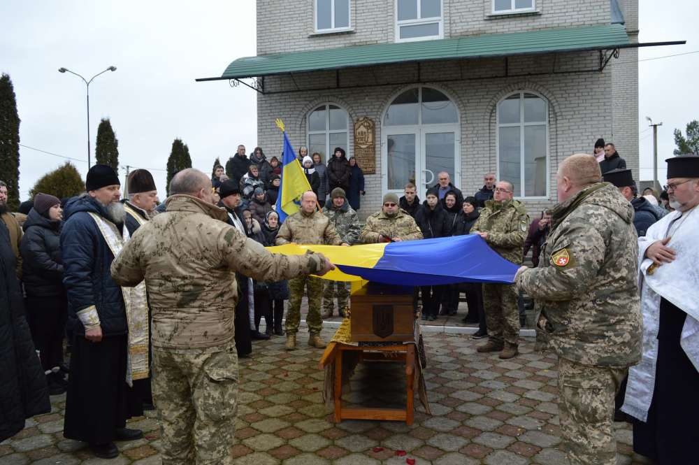 У Лановецькій громаді попрощалися з воїном Назарієм Силюком