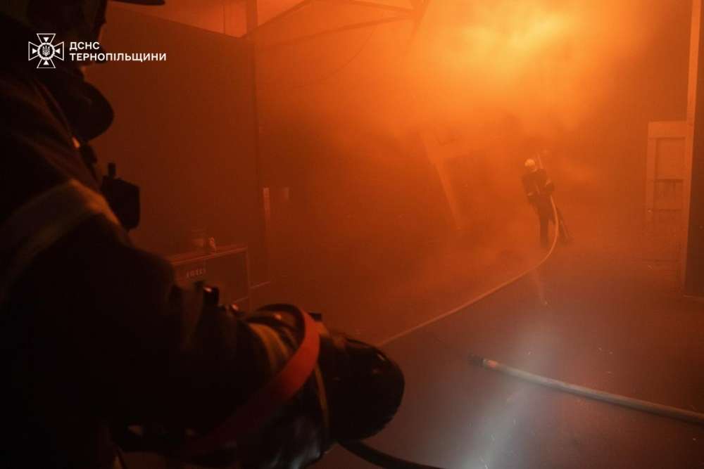 У селі Біла горіли склади