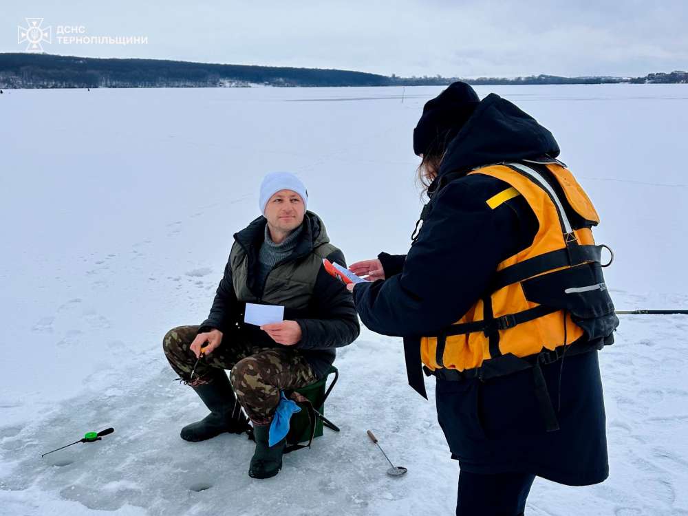 Рятувальники на Тернопільському ставі нагадують рибилкам про правила безпеки