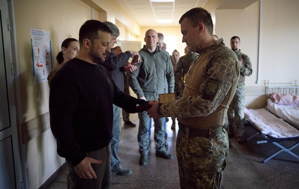 Зеленский приехал к военным на Донбасс