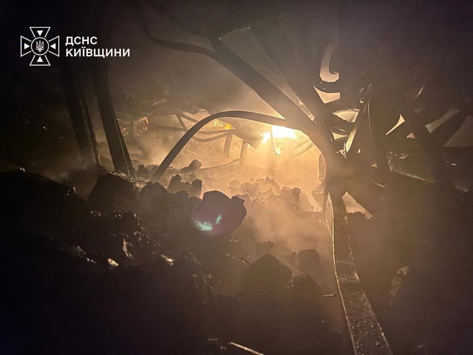 У Бориспільському районі під повторним ворожим ударом опинилося логістичне складське приміщення (фото, відео)
