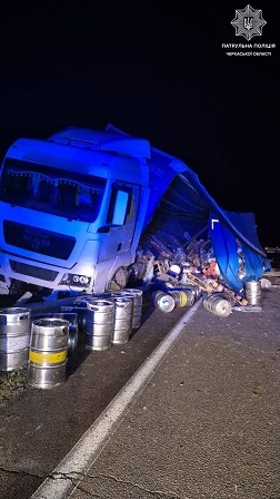 В Уманському районі на трасі водій MAN наїхав на дорожнє огородження