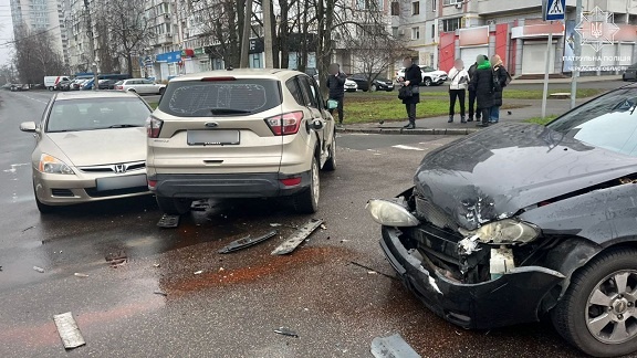 У центрі Черкас зіштовхнулися три авто