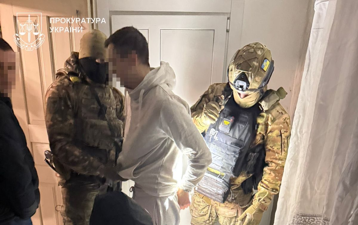 На Кременеччині викрили наркоторговців: під час затримання один із фігурантів напав на поліцейського з гирею (Фото)