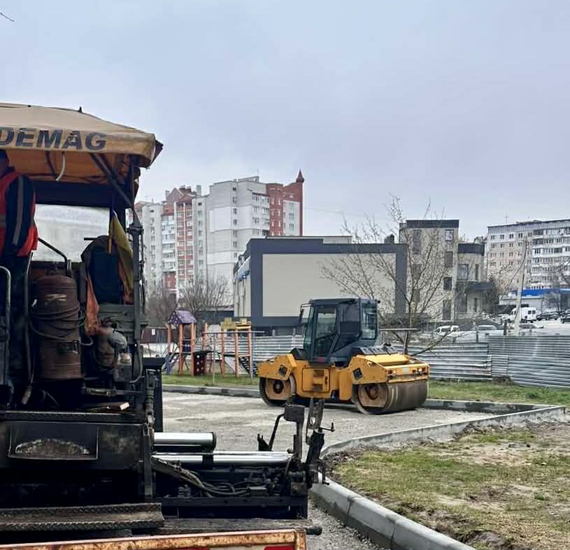 У Тернополі ремонтують двори на Галицькій та Монастирського (Фото)