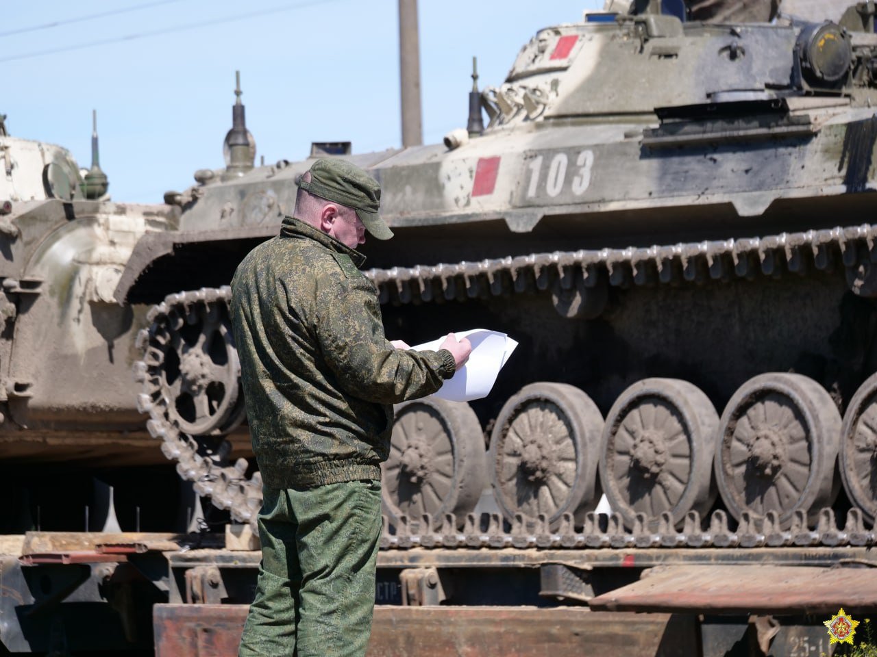 Жителів Білорусі масово викликають до військкоматів за повістками
