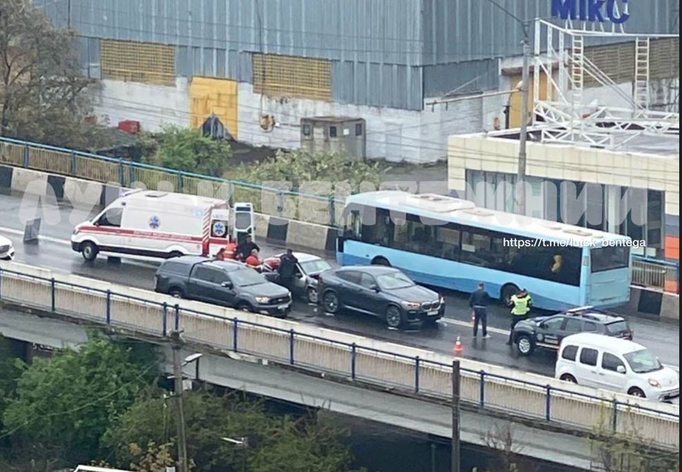Opel в’їхав у BMW: у ДТП на мосту в Луцьку постраждала жінка