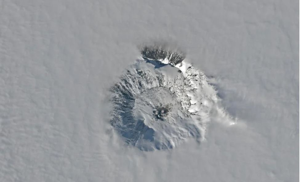$6 тисяч на день на вітер: вулкан в Антарктиді вивергає золотий пил