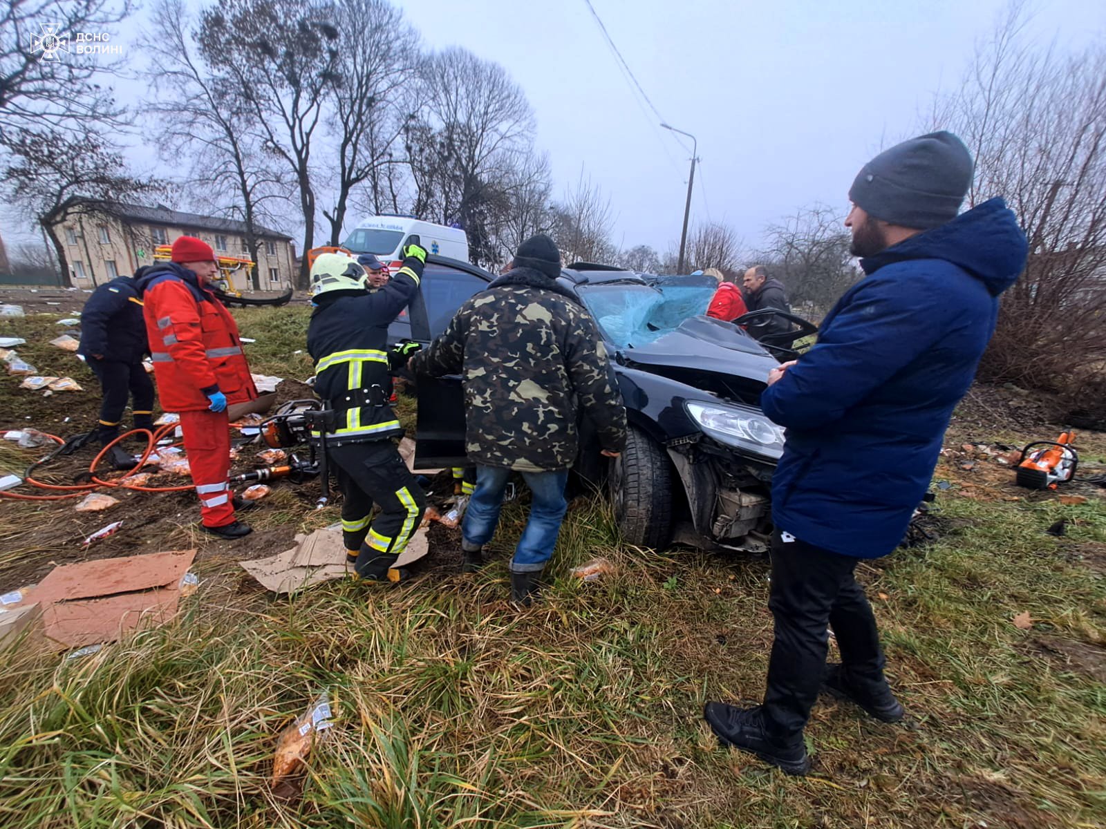 Людину затиснуло в салоні авто: у Луцькому районі – ДТП. Оновлено