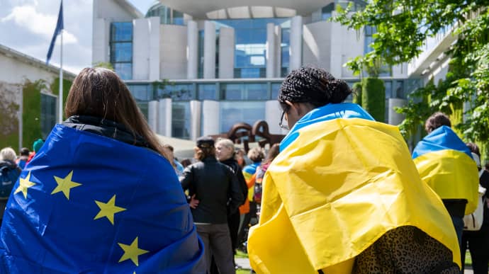 Майже 60% громадян ЄС підтримують закупівлю і постачання зброї для України. Опитування