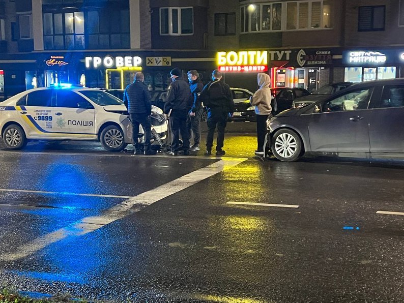 Зіткнулися поліцейське авто та легковик: у Луцьку на Ковельській – ДТП