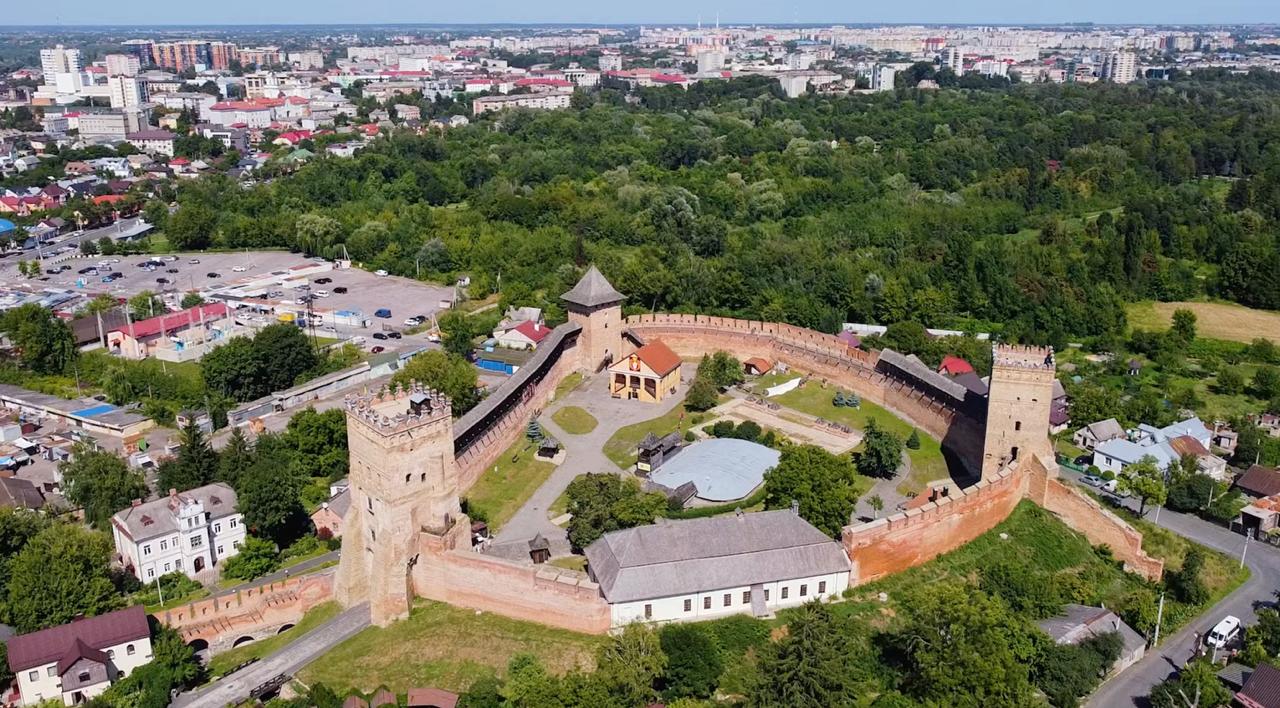 Замок на болоті, гробниця-укриття і найбільша галерея країни: тревел-блогерка показала свій космічний вікенд у Луцьку