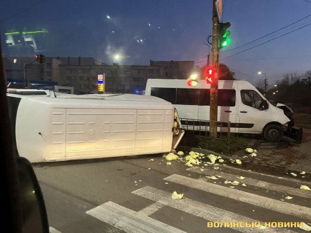Від удару бус перекинувся: показали момент зіткнення у Луцьку