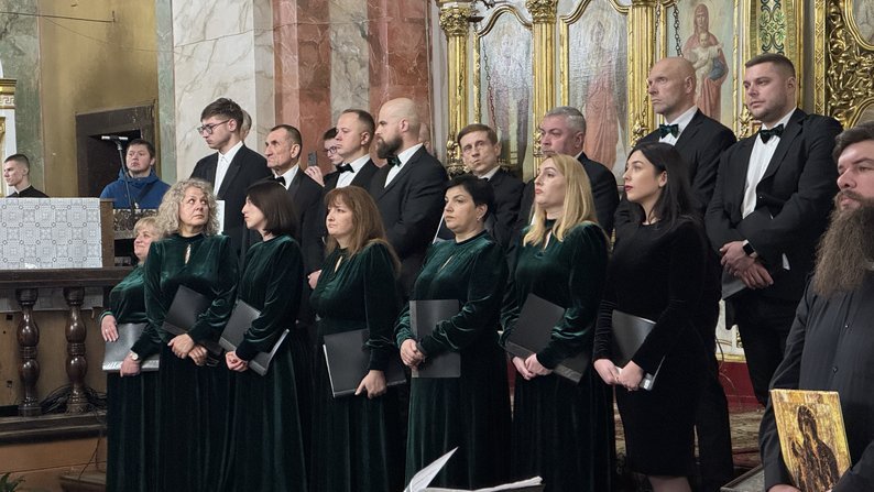 «Оранта скликає друзів»: п’ять хорів виконували духовні твори у Луцьку