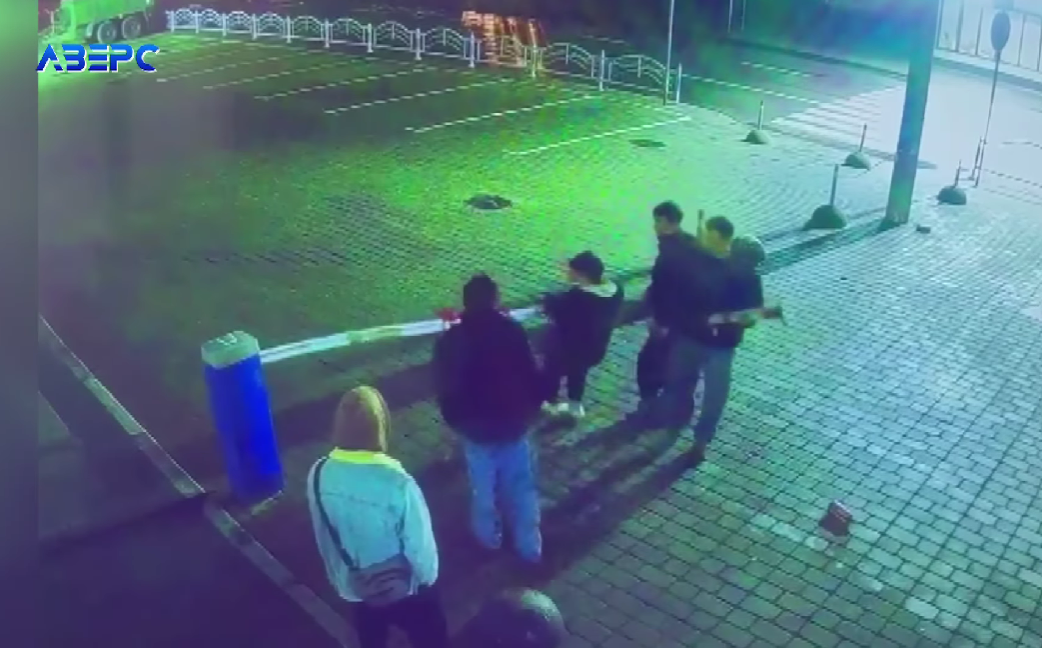 Поліцейські встановили особи трьох молодиків, які зламали шлагбаум у центрі Луцька. Їх судитимуть