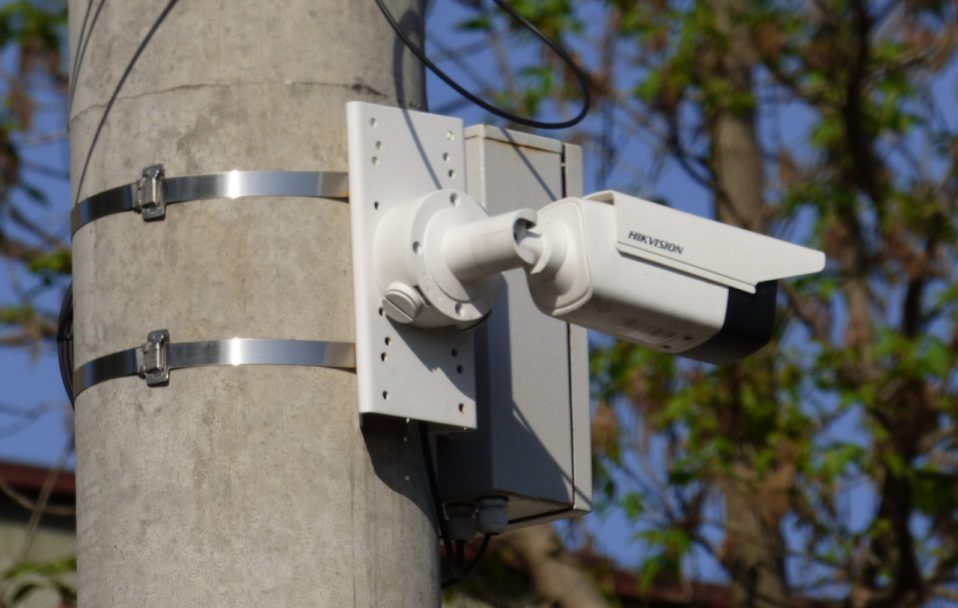 У Луцьку оштрафували учня, який розвернув камеру відеонагляду та показував непристойні жести