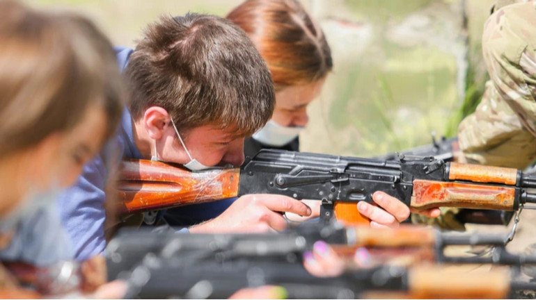 МОН схвалило посібник для оновленого «Захисту України»: чого навчатимуть на восьмигодинних тренінгах