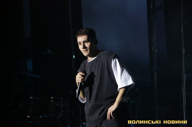 «Без операції не обійшлось»: відомий співак з Волині налякав фанатів знімком з милицями