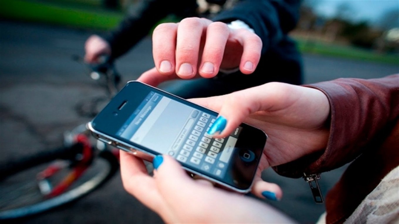 Покарали за обман: у Луцьку панянка, попросивши подзвонити, втекла з чужим телефоном