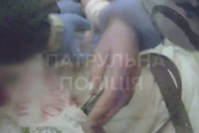 Зупинили кровотечу: патрульні врятували лучанку, яка намагалась покінчити з життям