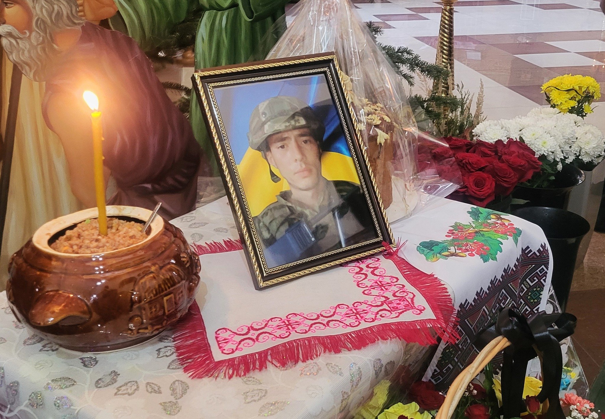 Біля портрета – коровай: на Волині прощалися з Героєм Георгієм Смалем