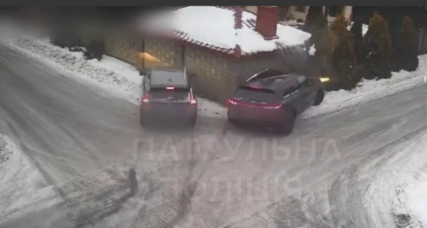 ДТП у Струмівці: від удару дві автівки влетіли в паркан. Відео