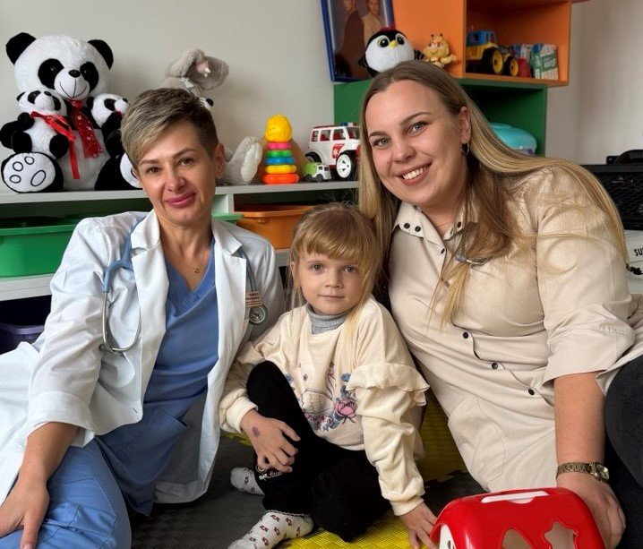 У волинській лікарні 8-річна дівчинка бореться одразу з двома рідкісними хворобами