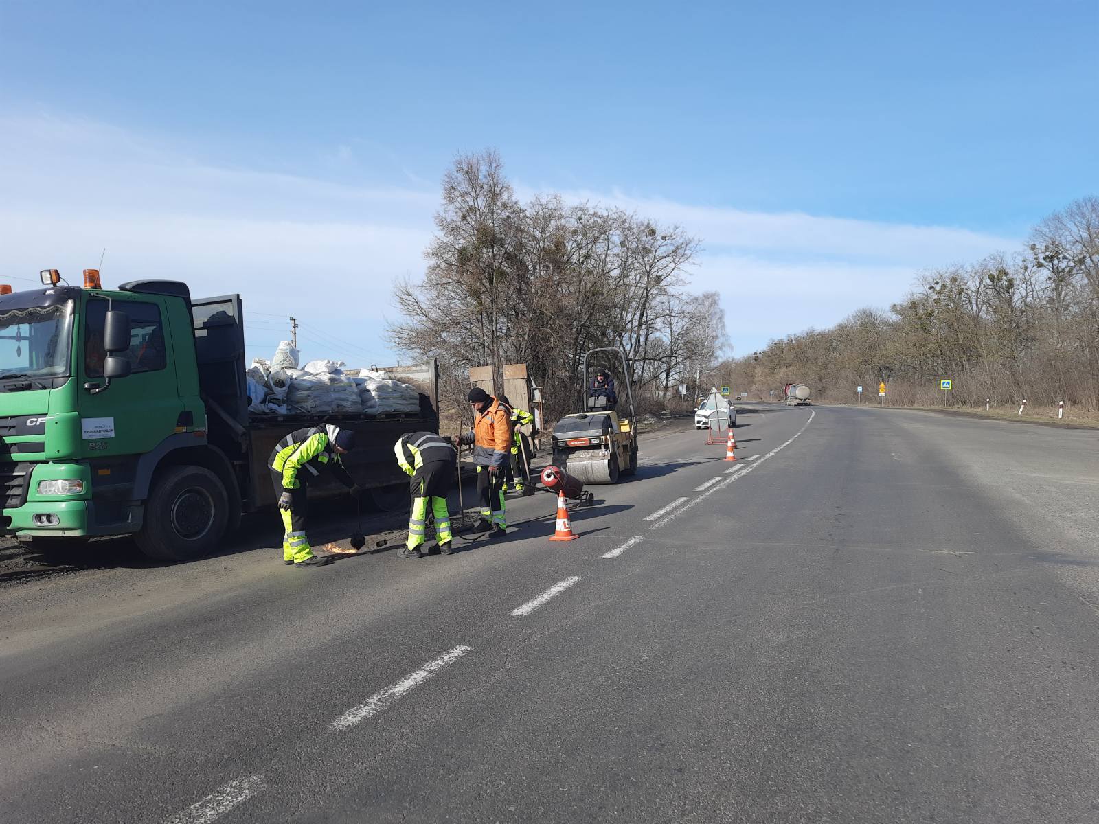 На волинських автошляхах триває ямковий ремонт