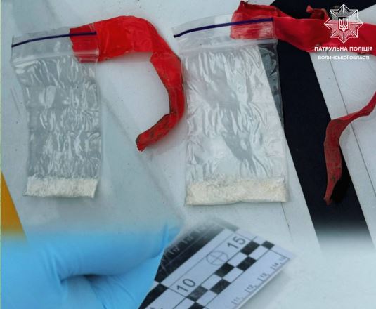 У Луцьку під час перекриття вулиці патрульні виявили у жінки наркотики